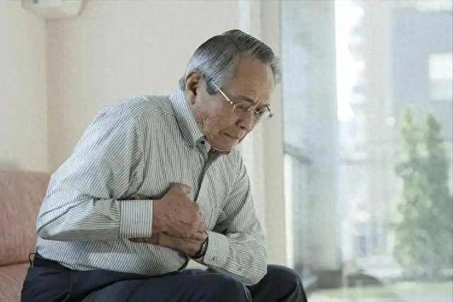 71岁大伯半夜心梗离世，医生叹息：夜间就算再渴，也别喝这3种水