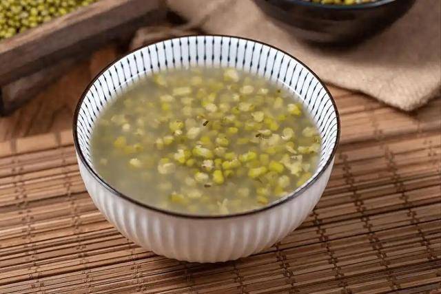 吃降压药的人不能喝绿豆汤？医生告诫：除了绿豆汤，这3物也少吃