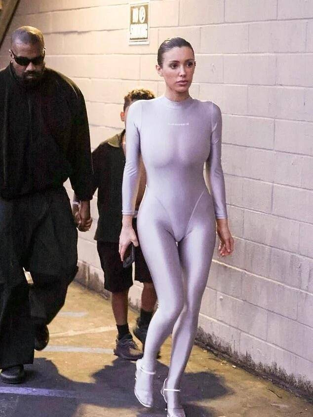 比安卡真是好大的一条银鱼，身材真好，侃爷大气。