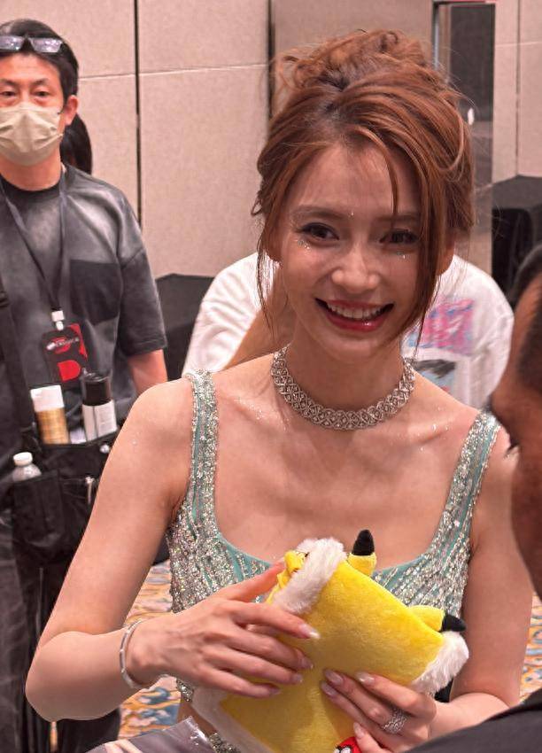 原创            杨颖澳门活动生图，U字型礼服凸显肋骨，身上哪有一点妈感