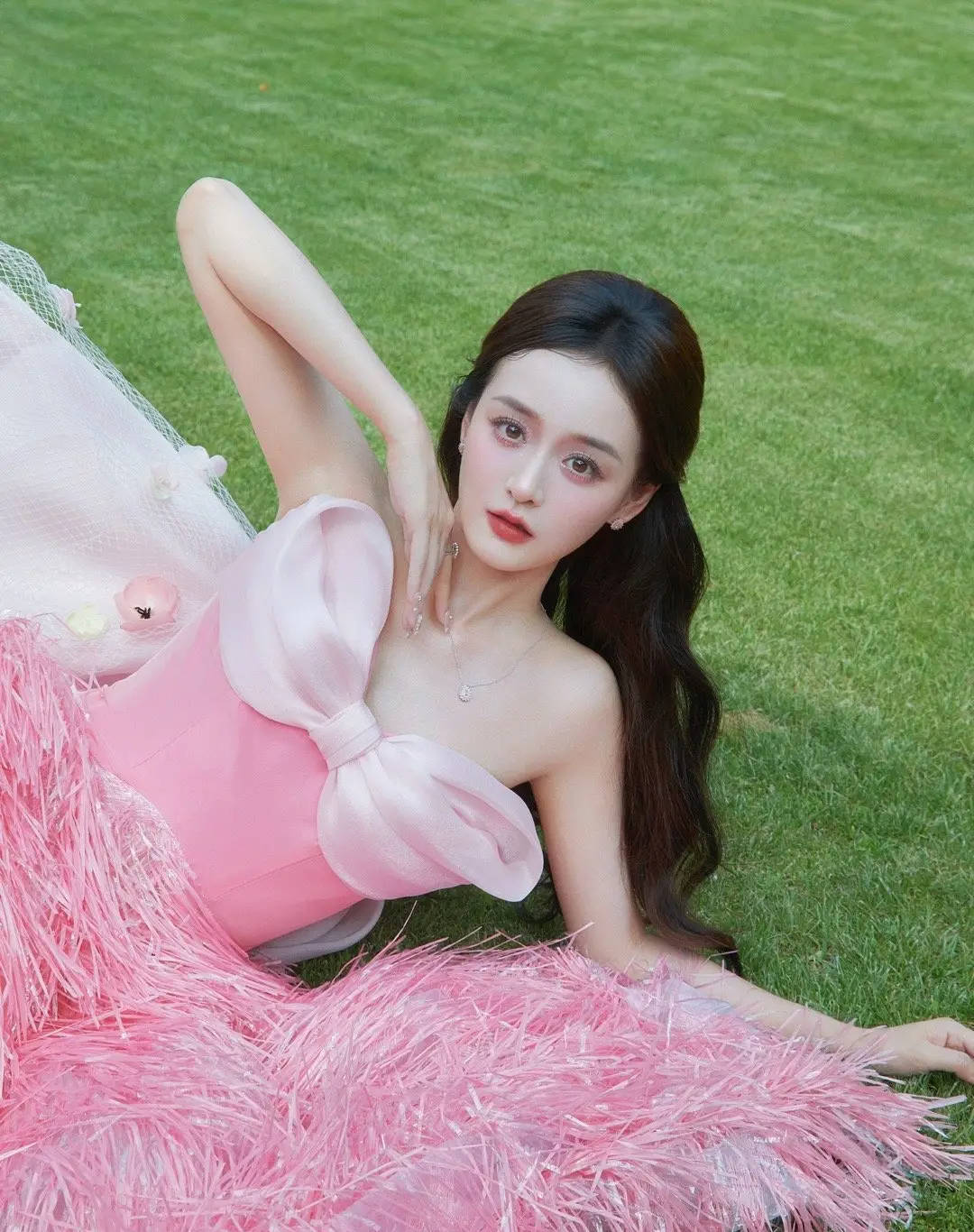 何泓姗穿粉色抹胸裙化身在逃公主 半扎微卷造型甜美优雅