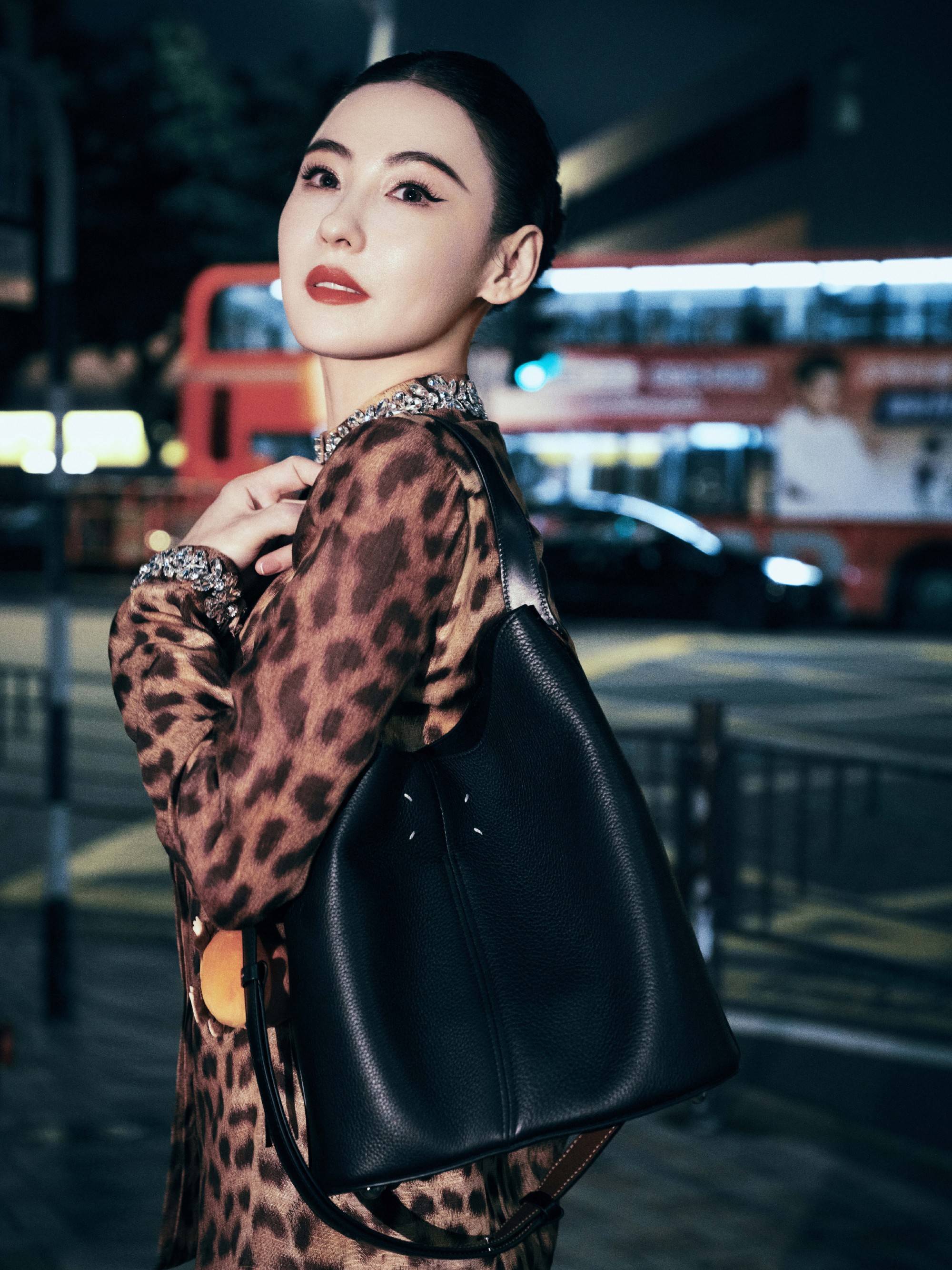 张柏芝穿豹纹裙梦回《喜剧之王》 漫步维港秀复古港风