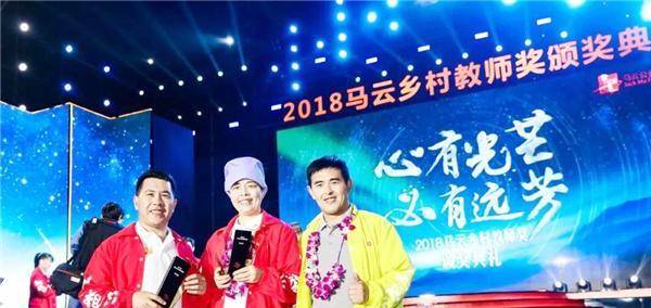 原创            代课夫妻的孤村22年：他们用橘子当地球仪，却教出了大学教授