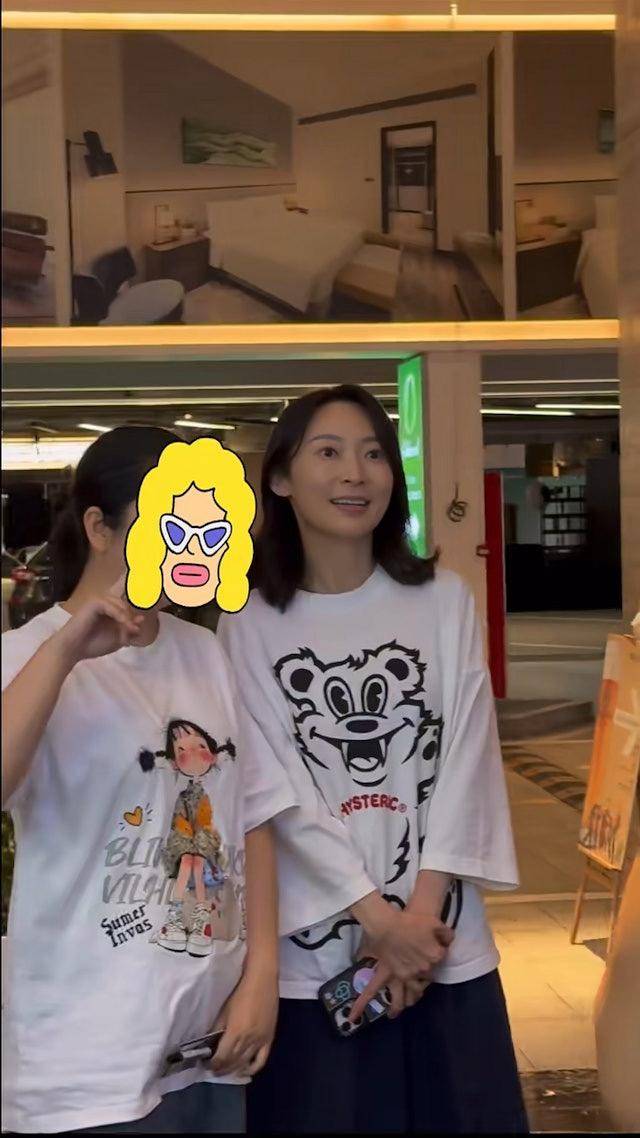 TVB前艺人素颜现身内地，被赞满满少女感，被老板称为英皇一姐