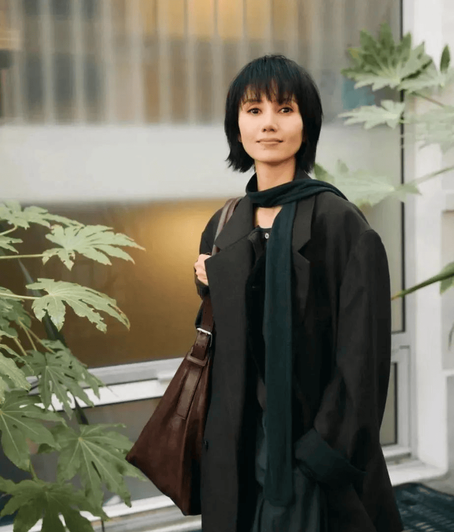 原创            47岁袁泉巴黎放飞自我！穿“麻袋裤”剪短发，不仅不丑还意外时尚又高级！