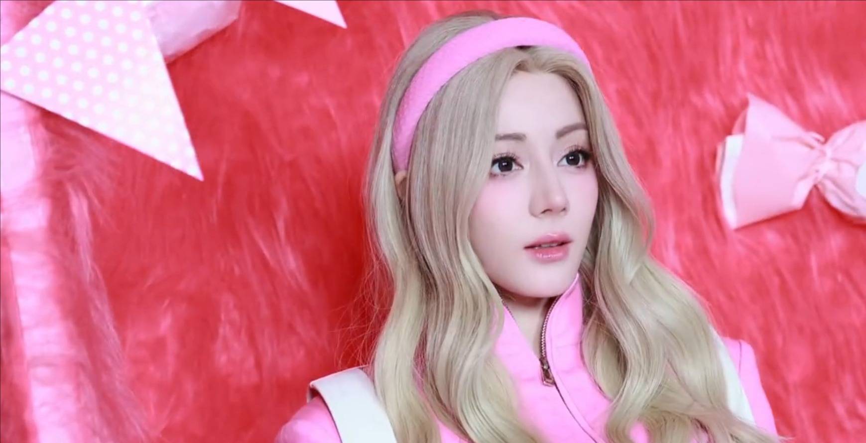 热巴金发戴粉色发带化身芭比 嘟嘴卖萌可爱灵动