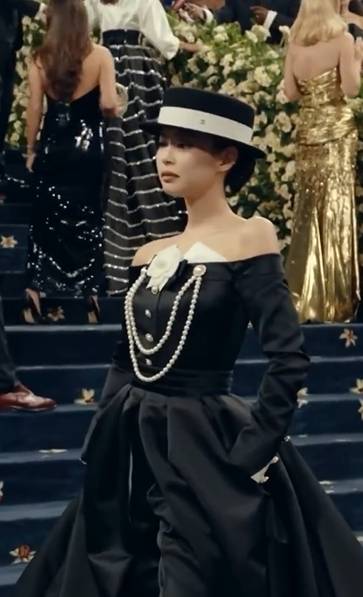 原创            Jennie裸钻光影炸场，Lisa西装蕾丝出彩，朴彩英湿发深V封神