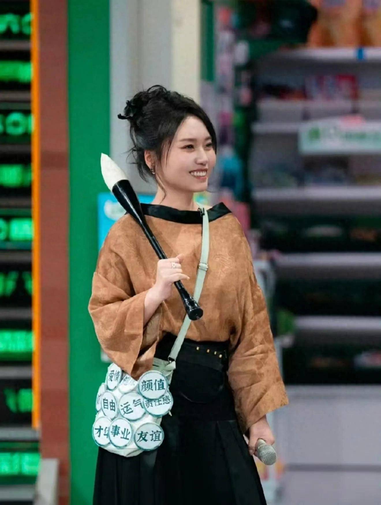 原创            李雪琴亮相综艺节目，瘦到观众认不出，果然变瘦是变美的第一步！