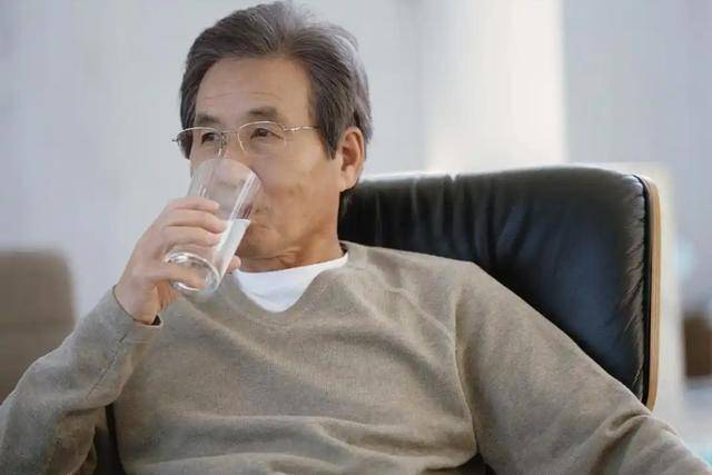 医生再三劝告：年纪大了，宁愿晚上不喝水，也别在睡前乱喝这3样