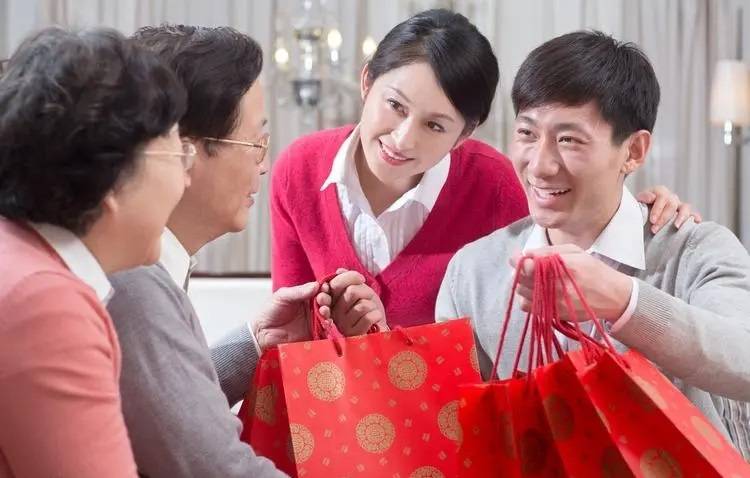 原创            中秋节给领导送礼，他回赠过期茶叶，岗位竞聘后顿悟：我才是小丑