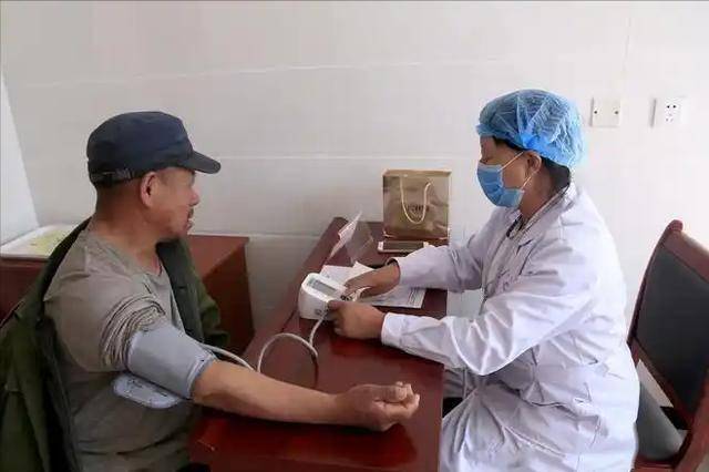 天气渐热，医生提醒高血压患者：宁可多喝点粥，也别轻易吃这3样