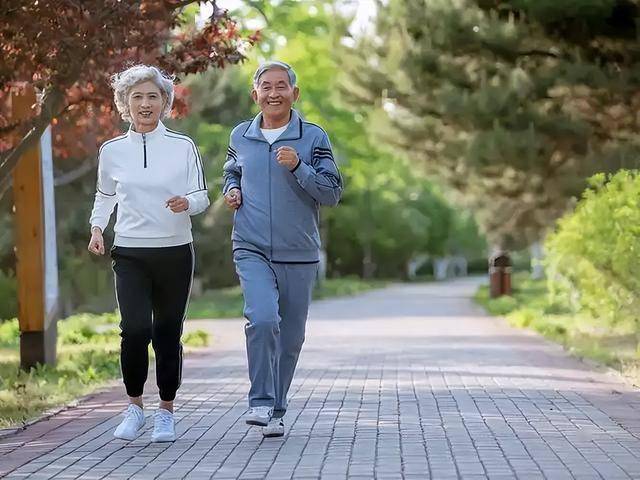跑步就能降血糖？医生调查发现：降血糖有3个最佳方法，尽早了解