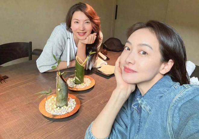 原创            宋茜陈好大理逛街被偶遇，宋茜肌肉线条抢镜，两人的友情真美好