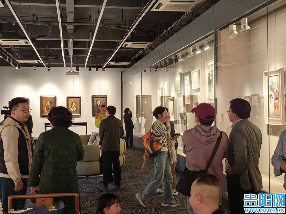 吴琼·油画/宁亚·设计作品展在中天美术馆举行