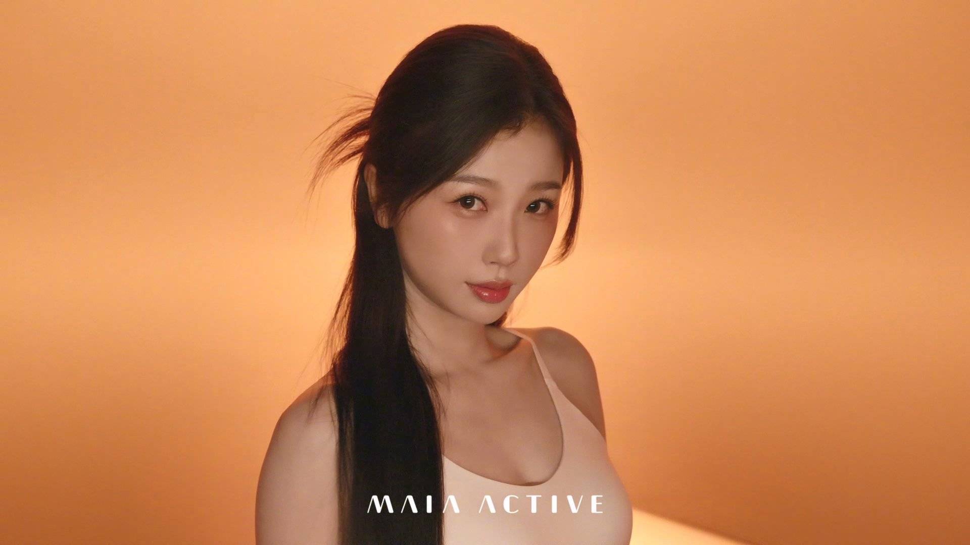 虞书欣穿吊带背心配腰精裤秀紧致身材 黑长直造型酷飒元气