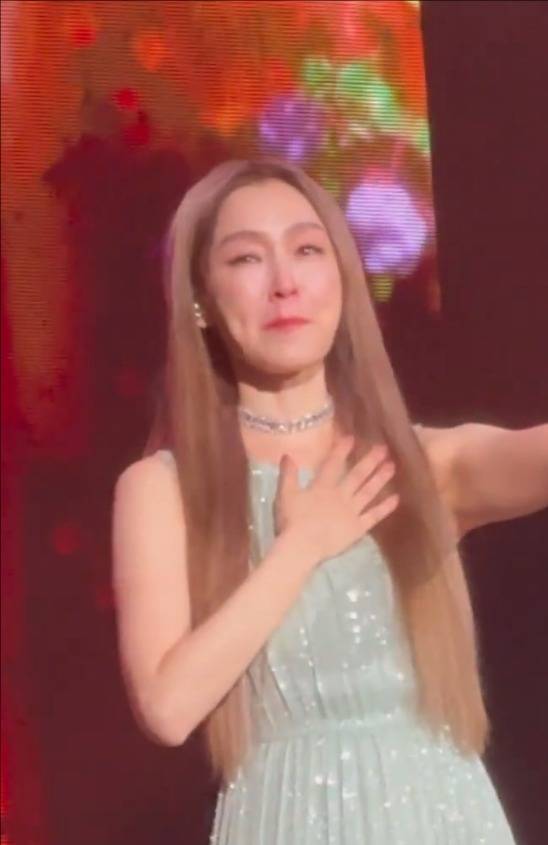 范玮琪演唱会对天上说唇语 疑为对好友大S喊话