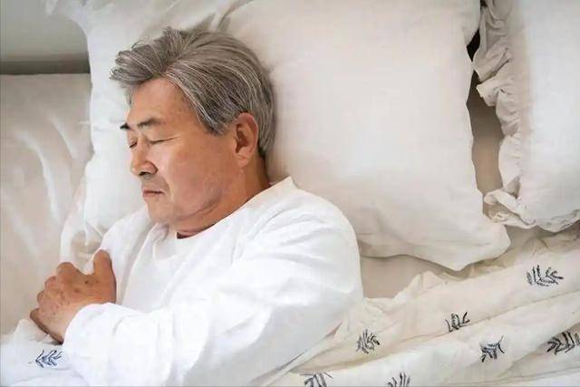 心脏病与枕头有关？医生特别强调：夜间睡眠，枕头切记 “4不要”