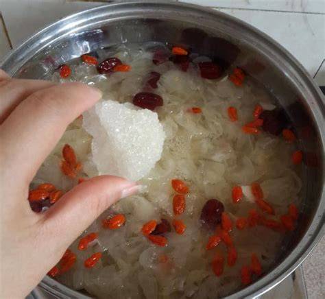 红枣银耳汤，先煮银耳还是红枣？牢记5个秘笈，黏稠拉丝养颜润肺