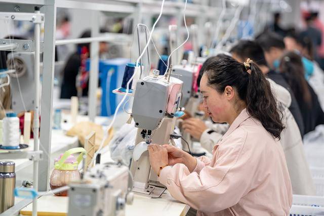 云南镇雄：多措并举促进群众“家门口就业”