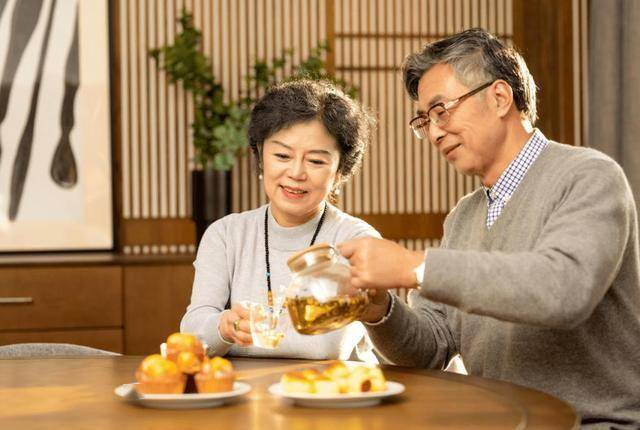 年过60岁，哪些茶不建议喝？绿茶不如花茶？医生：这4样请多关注