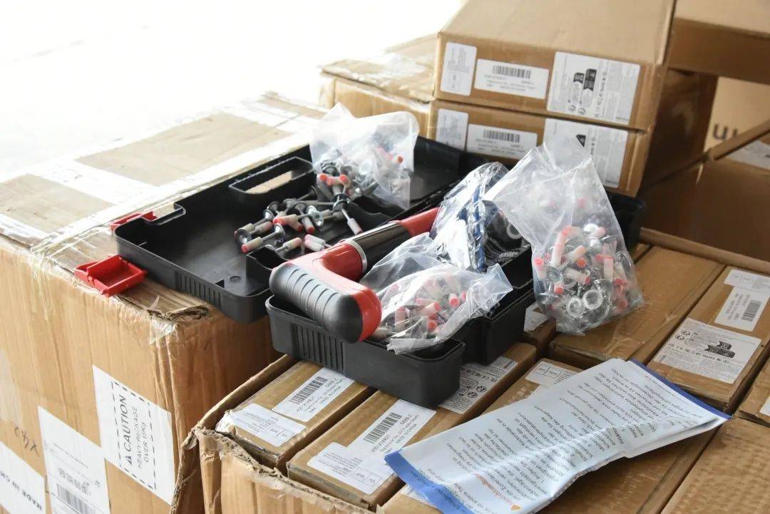 黄埔海关查获19800枚“爆炸式铆钉”，尾部装有火药