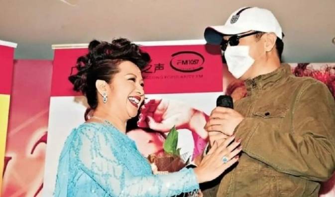 75岁薛家燕高调公开认爱小17岁男友！曾拒绝对方求婚