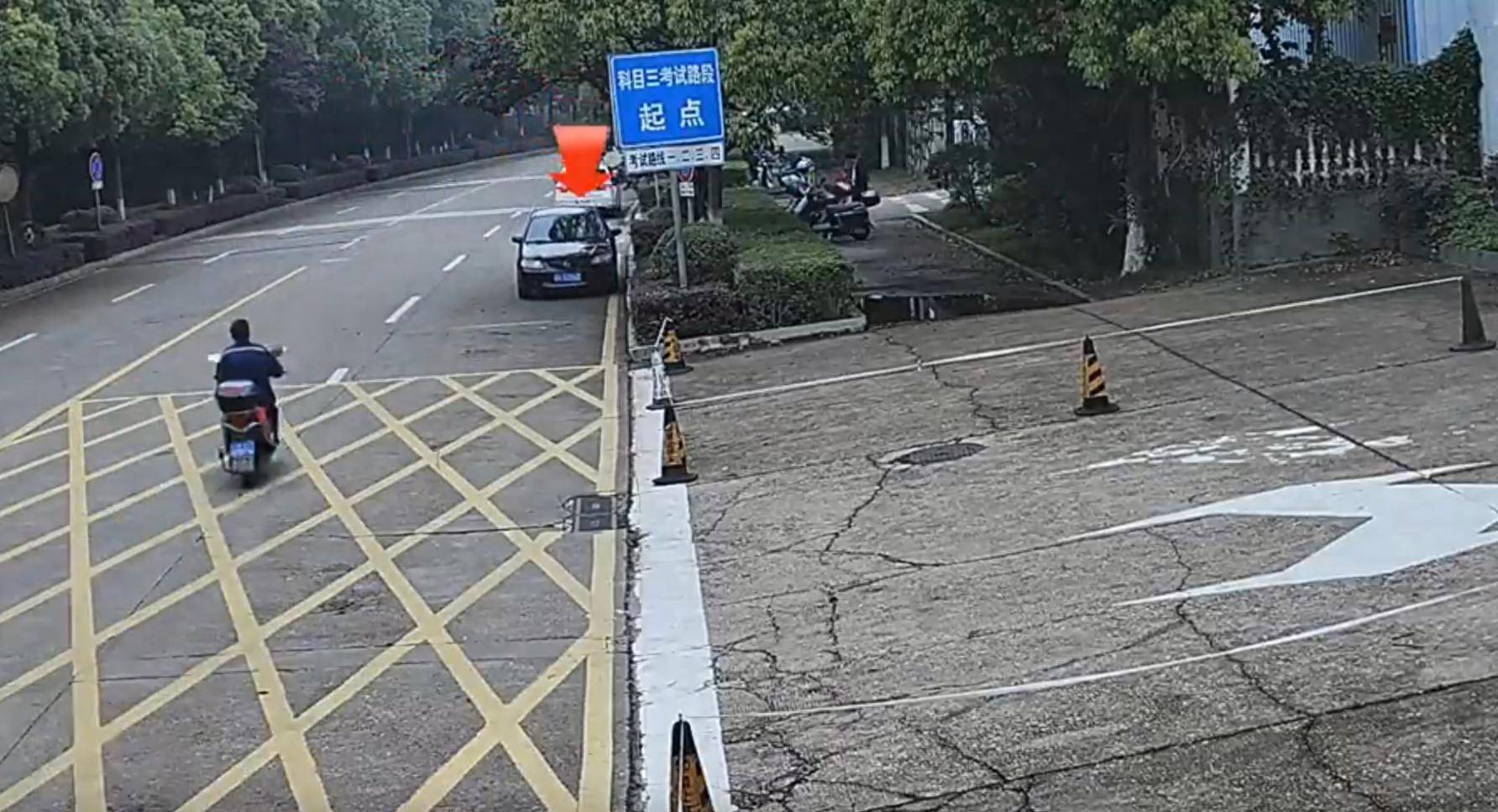 长沙一男子驾车去考“科目一”！考场外违章停车被查