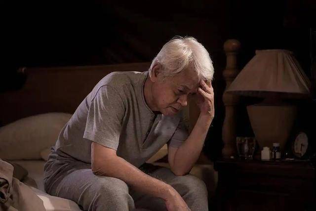 脑梗最早信号不是头痛？医生：若频繁出现3个异常，千万别再拖了