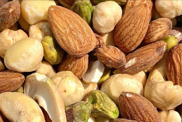 医生提醒：年龄大的老人，宁愿吃点水果，也不要随意吃这4种坚果