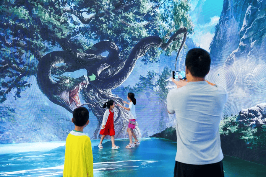 文博会华为天生会画数字艺术展人气爆棚：科技赋能艺术解锁创作新体验