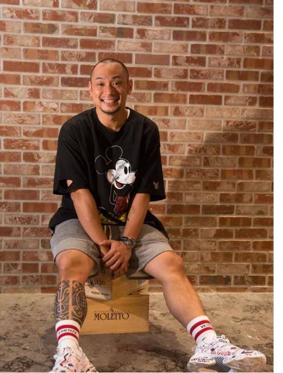 TVB前艺人近况曝光，与张兆辉深圳狂吃生蚝，夸张表情引网友爆笑