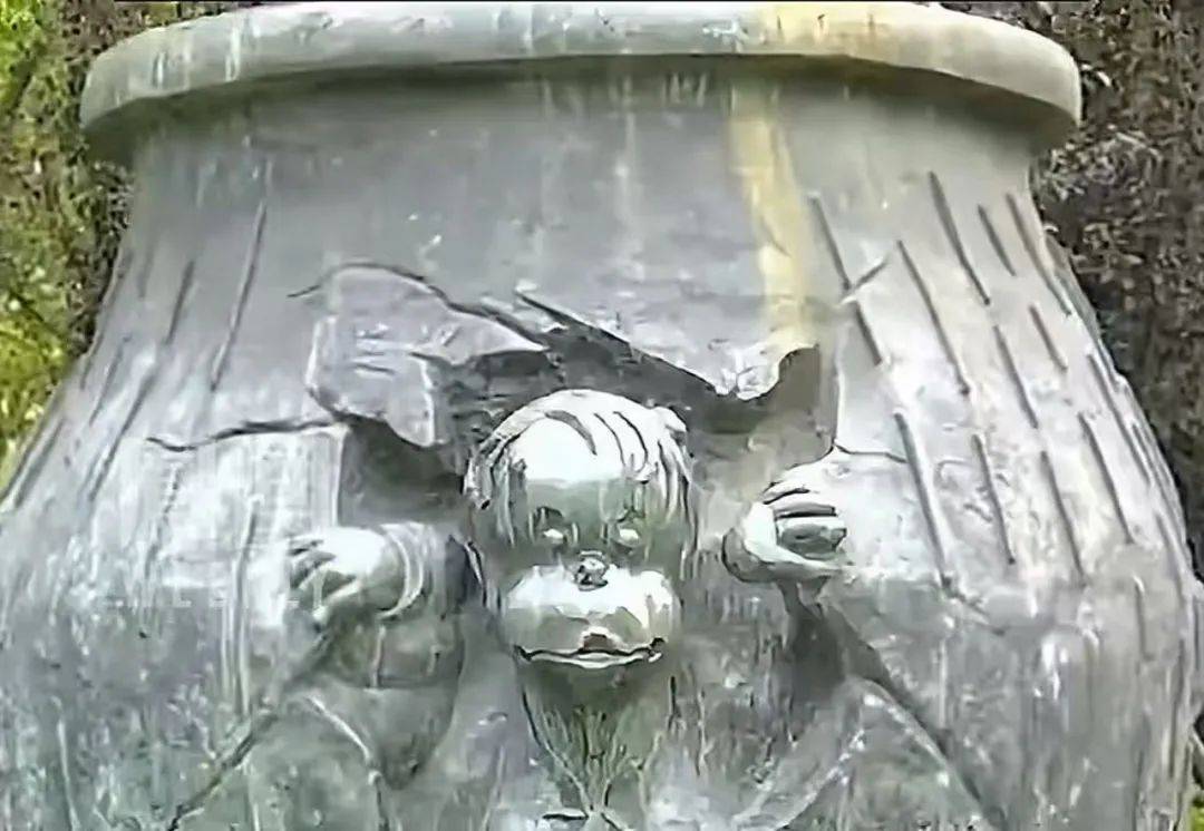 司马光砸缸雕塑“像猴”，公共艺术不应偏离公众感知 | 新京报快评