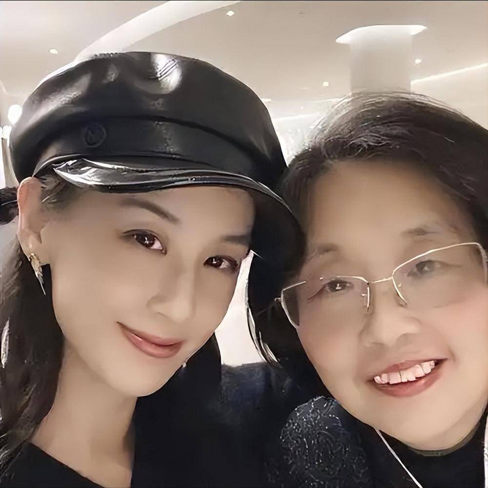 原创            杨子潇洒对比，黄圣依离婚后“被嫌弃”，给所有女性的警示