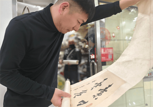 在北京，每次上门回收字画和书籍都充满期待