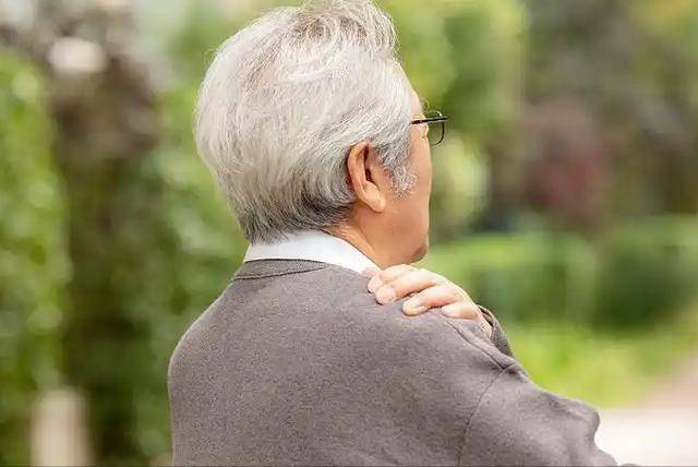 老年人不会无故患上肩周炎！患肩周炎的人，或许是3个习惯导致