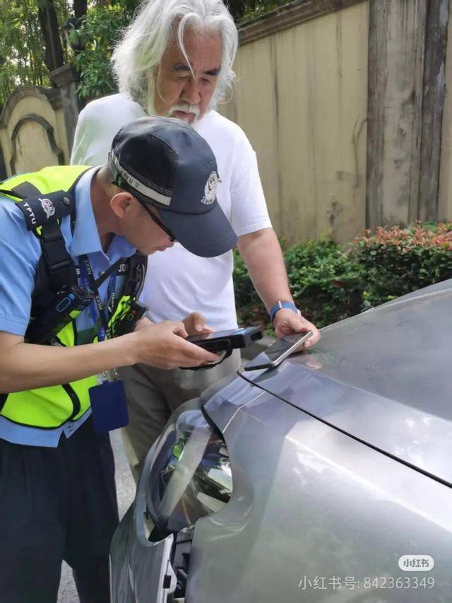 “我不会跑 我是张纪中”,张纪中撞车与事主唠嗑叹负担重