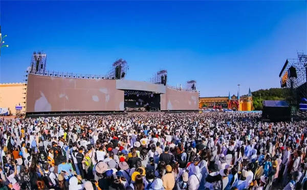 假日经济：一场音乐节 让城市与乐迷双向奔赴