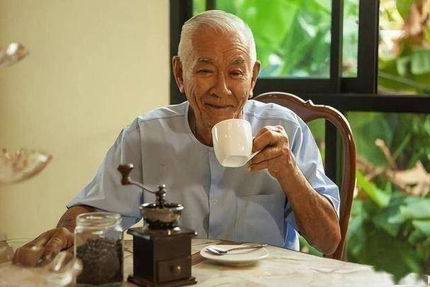 “隔夜茶不能喝”是错的？医生提醒：50岁后，喝茶尽量做到4点