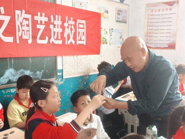 “沉浸式”体验千年陶艺！宝丰邀请汝瓷大师走进校园为学生授课