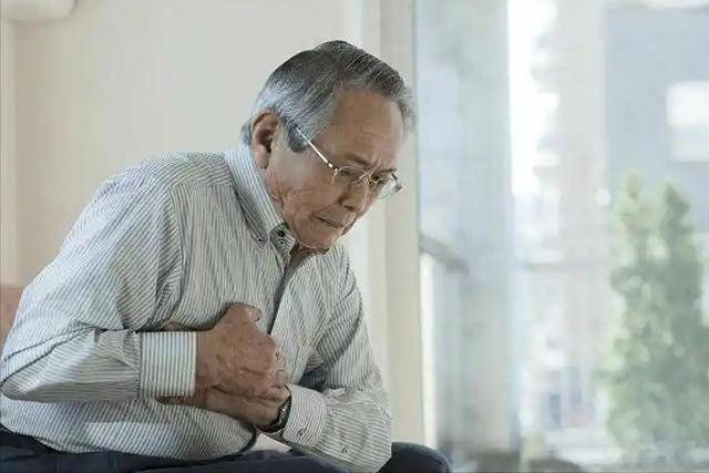医生直言：不易发生心梗的冠心病患者，基本在睡前，都做了这4事
