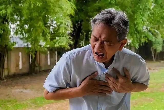 医生强调：心梗早期不是胸痛，而是身体出现这5种信号，要多留意