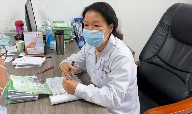 医生再三强调：患有肝病的人，宁可出门散散步，也不要多做这3事