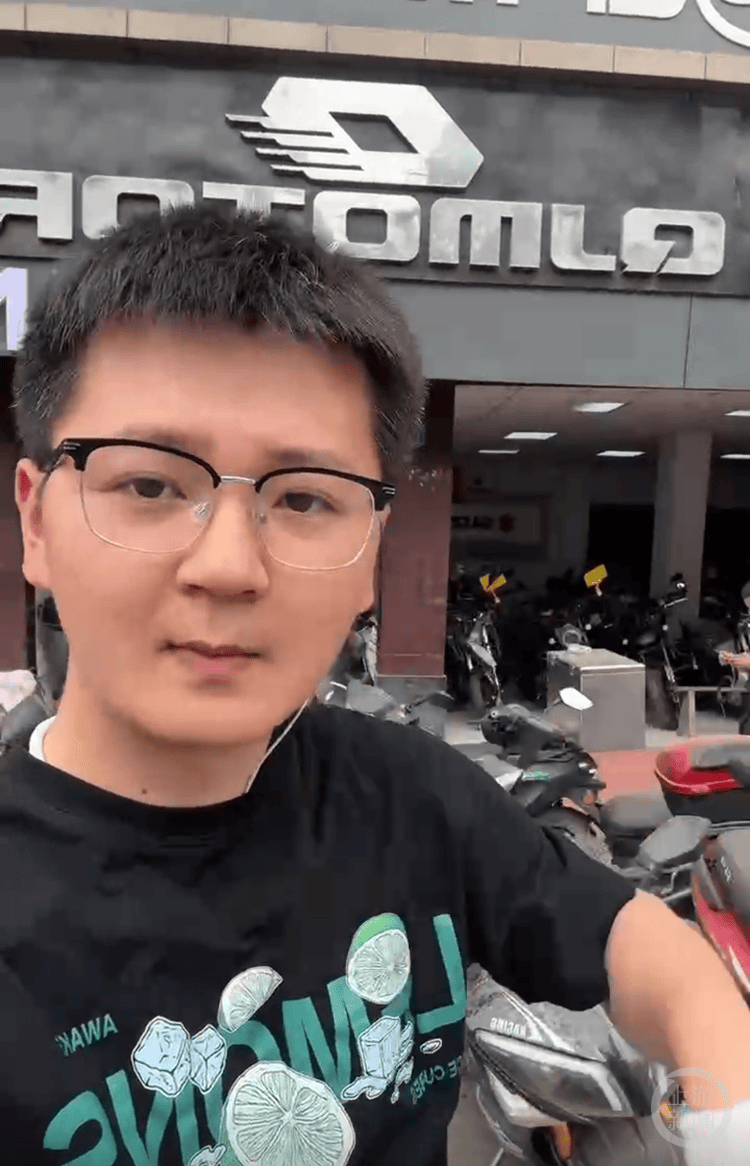 修车工“画家”：机油做颜料，扳手做笔，泡沫箱上作画