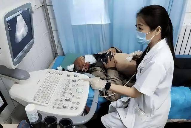 肝脏亮起红灯，喝酒有提示？医生：肝损伤患者，喝酒后或有4反应