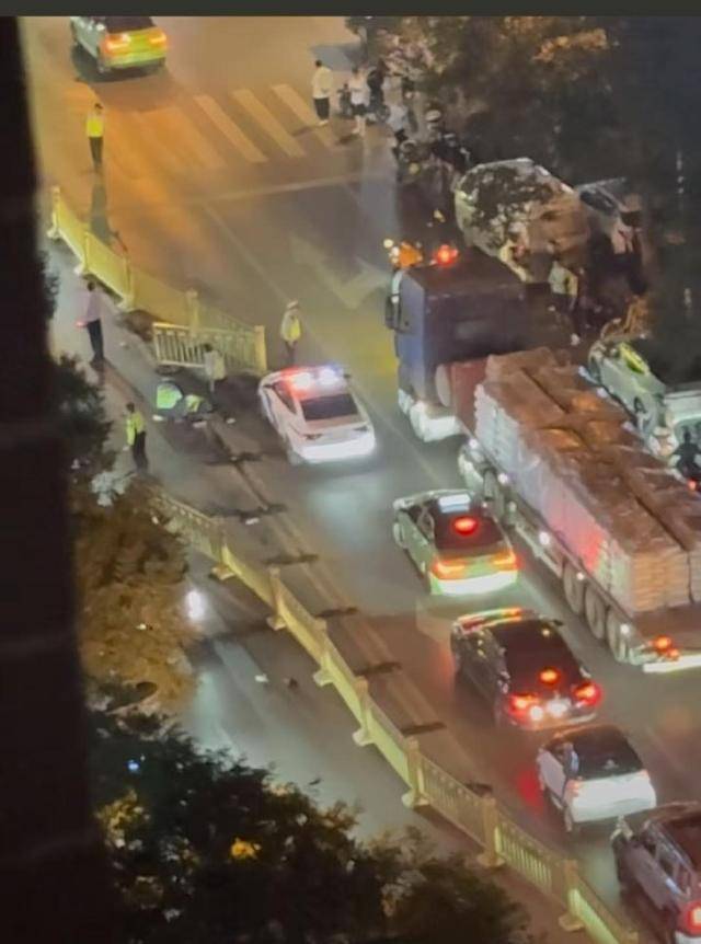 商务奔驰车深夜遇查酒驾强闯卡，撞伤交警及路人，医院：交警多发骨折