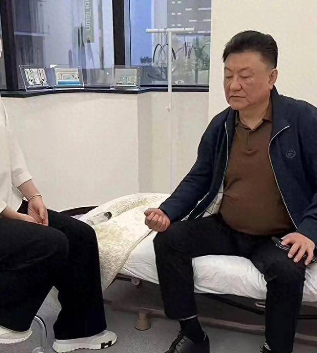 原创            央视国脸王宁现身日本医院，身边放着高端仪器，脸色状态引发担忧