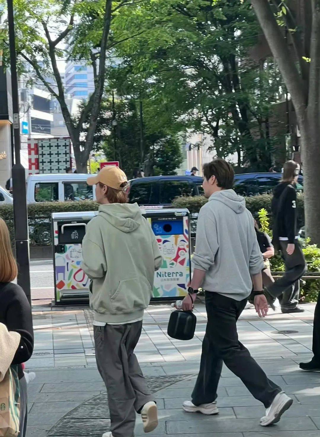 网友东京街头偶遇鹿晗，素颜状态清爽，身形清瘦，少年感十足！