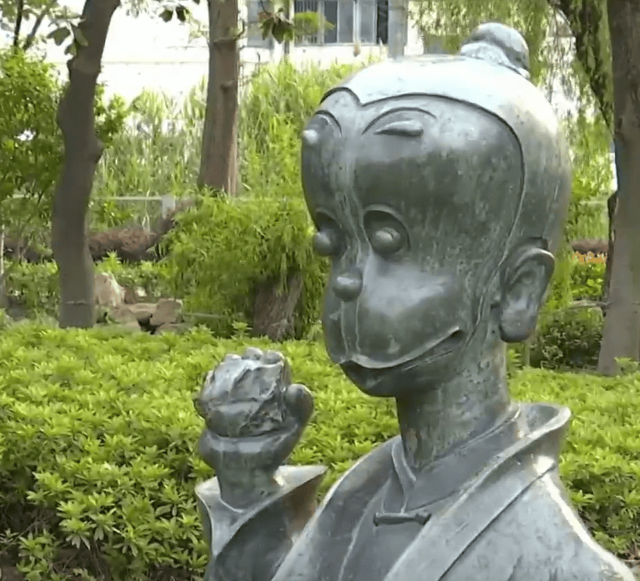 苏州一公园“司马光砸缸”雕塑被指像猴，官方回应