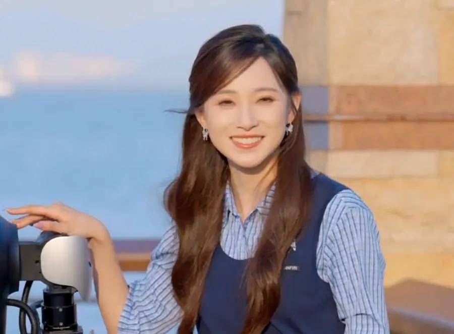 原创            央视五四晚会镜头下的明星：关晓彤晕妆，王一博显疲惫，宋轶脸僵