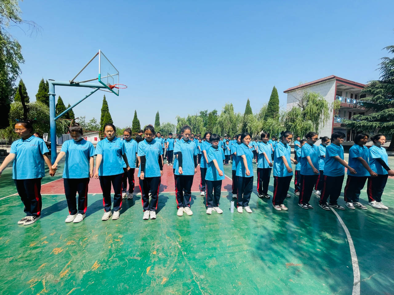 吼孩子不是万能的！学会控制情绪，避免说出伤人的话！